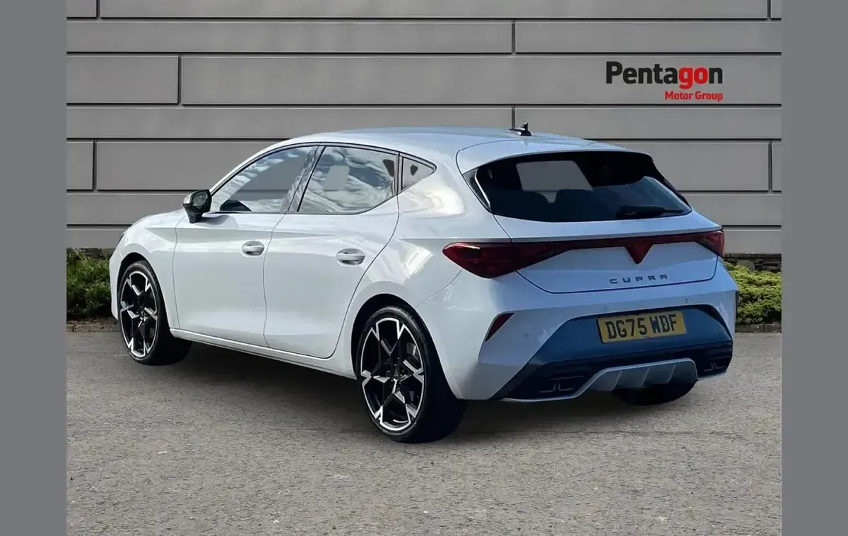 Used Cupra Leon 147 HP (108 kW) 2025 White Hatchback