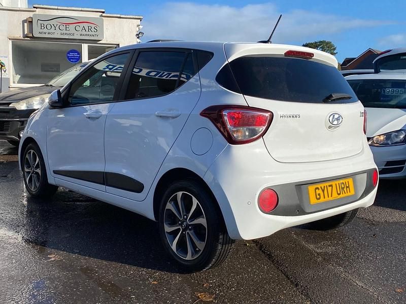 Used Hyundai i10 Premium SE 87 HP (63 kW) 2017 White Hatchback