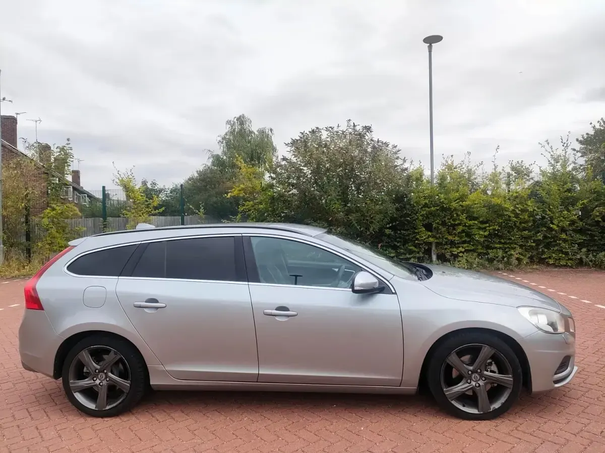Used Volvo V60 R-Design 115 HP (84 kW) 2013 Silver Estate