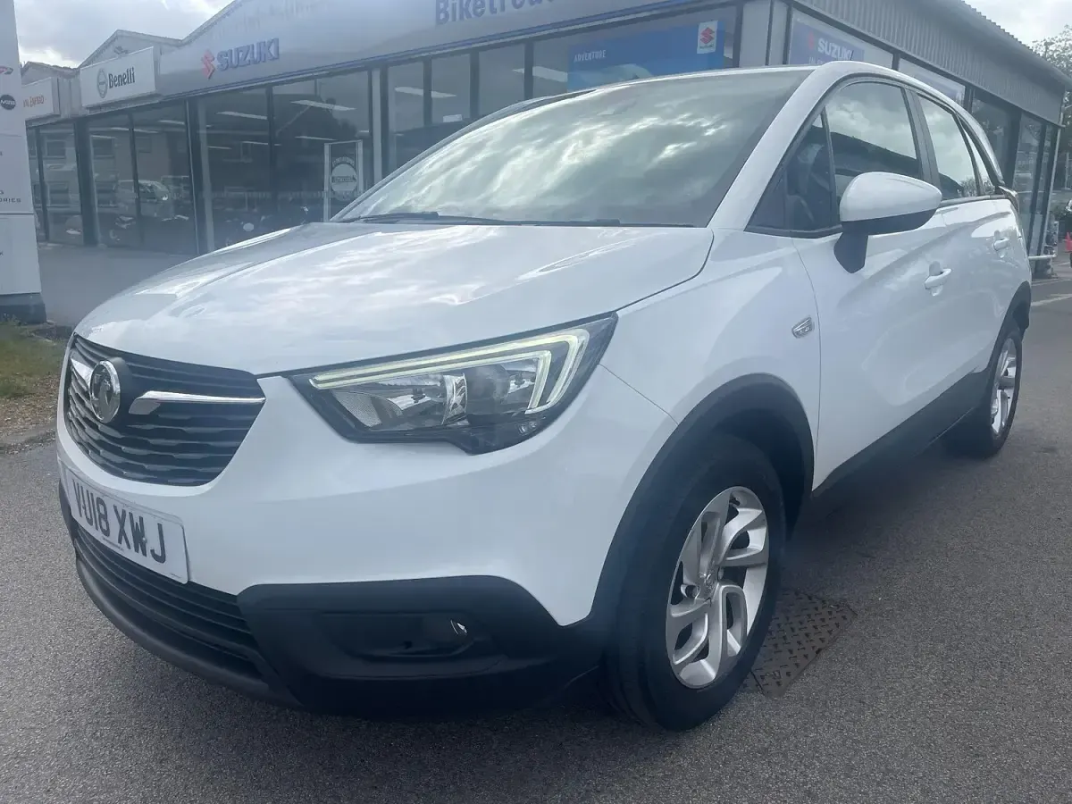 Used Vauxhall Crossland X 81 HP (59 kW) 2018 White SUV