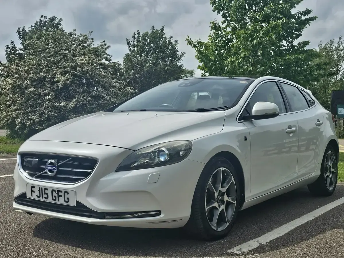 Used Volvo V40 SE 180 HP (132 kW) 2015 White Hatchback
