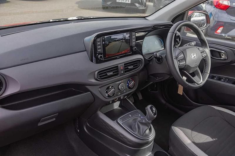 Used Hyundai i10 Advanced 83 HP (61 kW) 2025 Red Hatchback