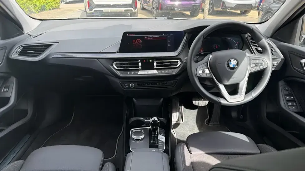Usado BMW 118 Sport Line 134 CV (98 kW) 2023 Blanco Utilitario