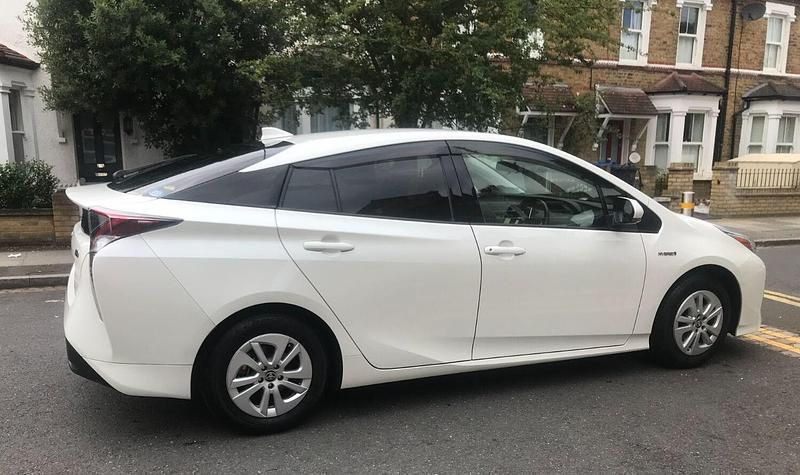 Used Toyota Prius 122 HP (89 kW) 2016 White Hatchback