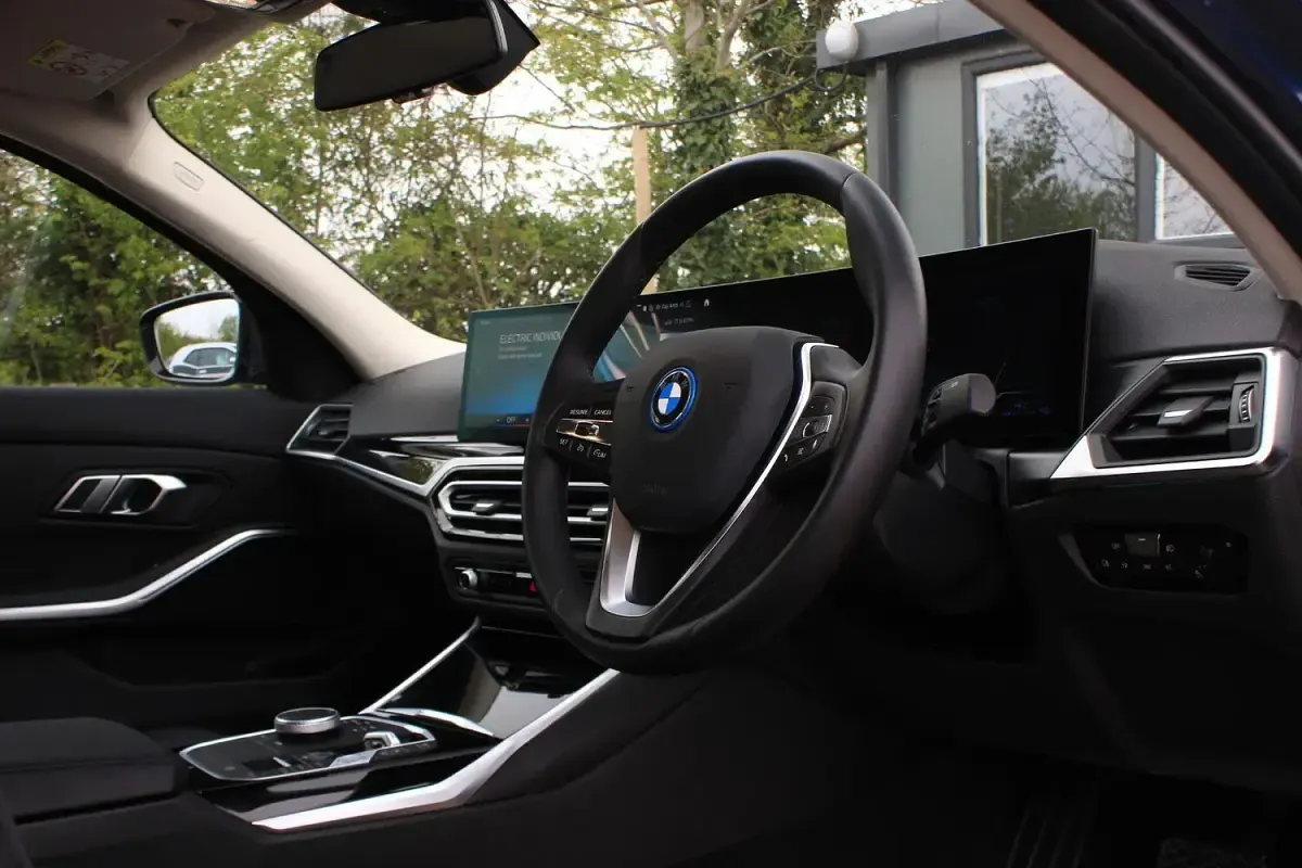 Used BMW 330e Sport Line 288 HP (211 kW) 2023 Blue Sedan