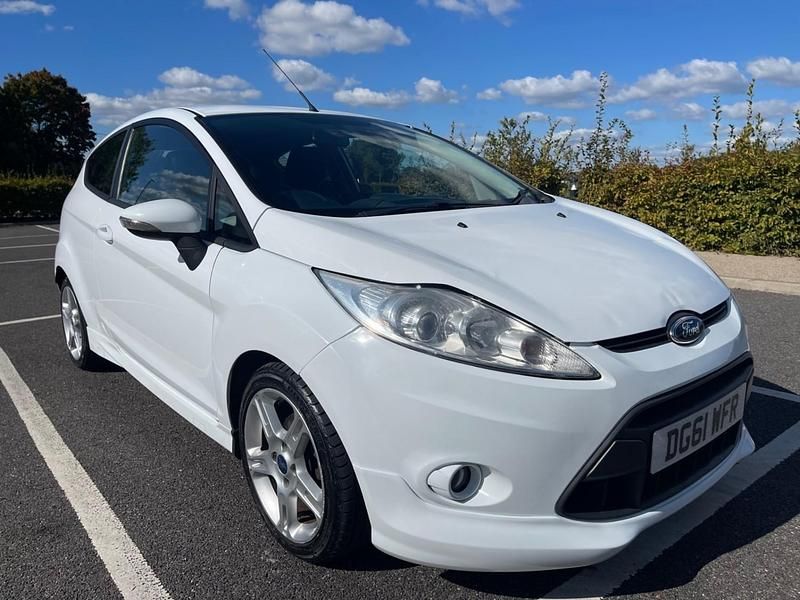 Begagnad Ford Fiesta Zetec 2012 Vit Halvkombi