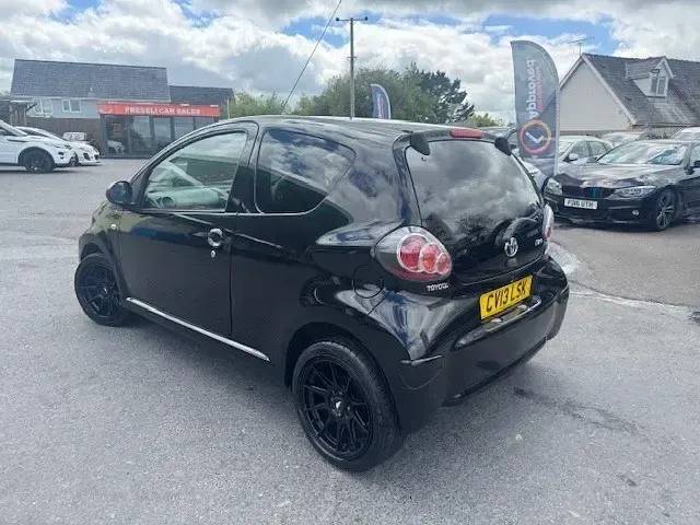 Gebraucht Toyota Aygo 68 PS (50 kW) 2013 Schwarz Kleinwagen