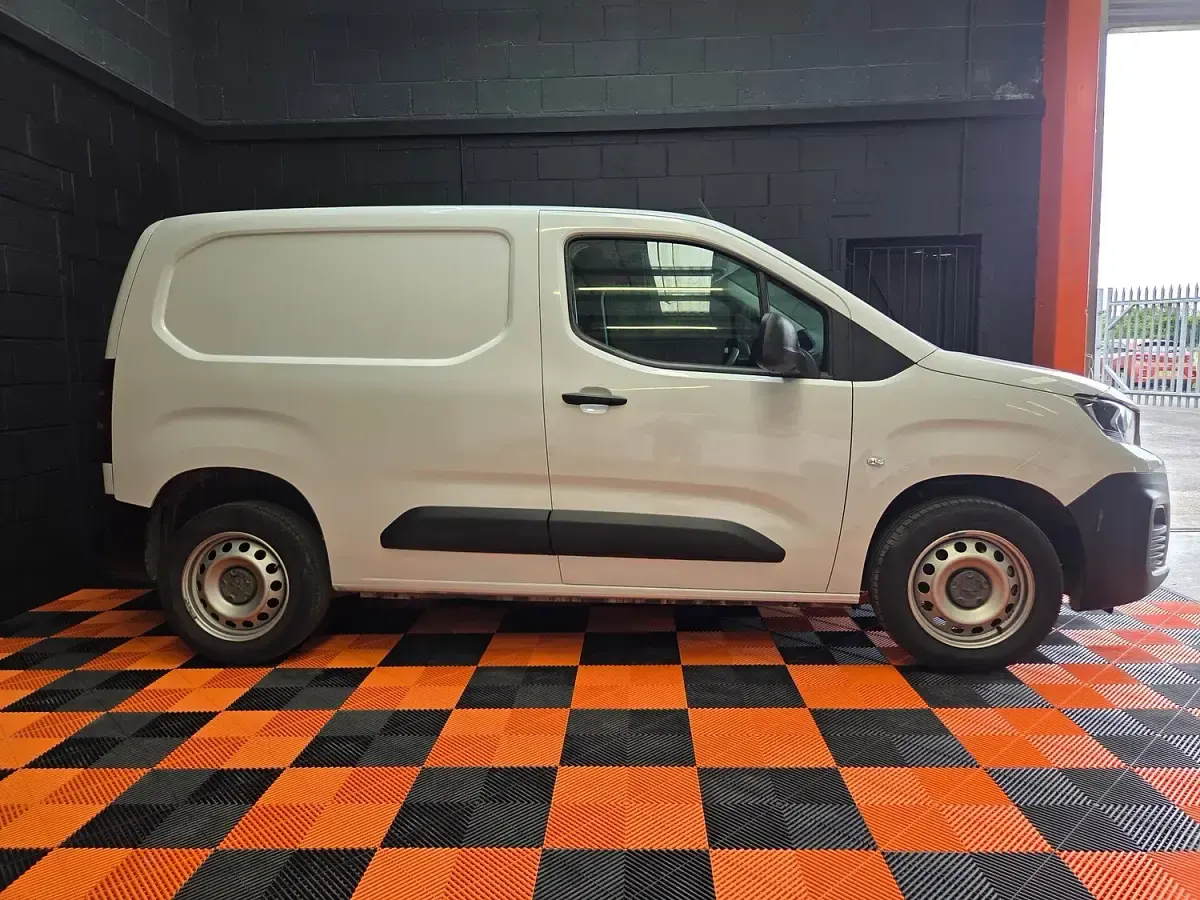 Used Peugeot Partner Premium 100 HP (73 kW) 2024 White MPV