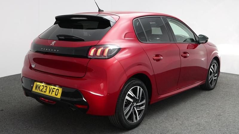 Second-hand Peugeot 208 Allure+ 99 CP (72 kW) 2023 Roșu Hatchback