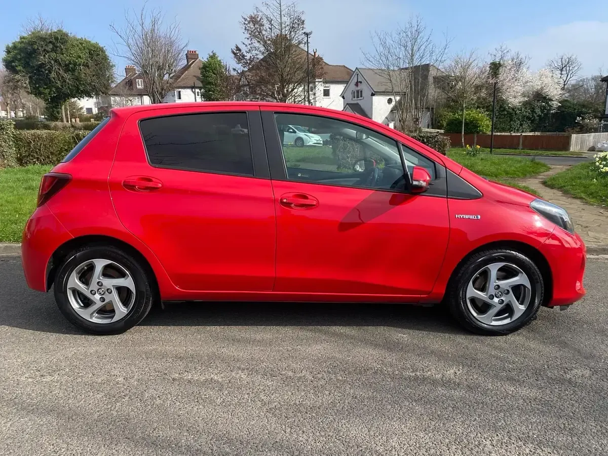 Używany Toyota Yaris Hybrid 2016 Czerwony Hatchback