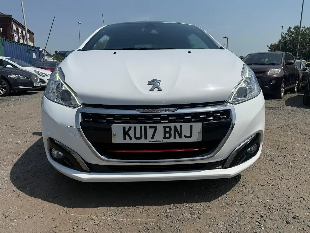 Used Peugeot 208 Prestige 208 HP (152 kW) 2017 White Hatchback