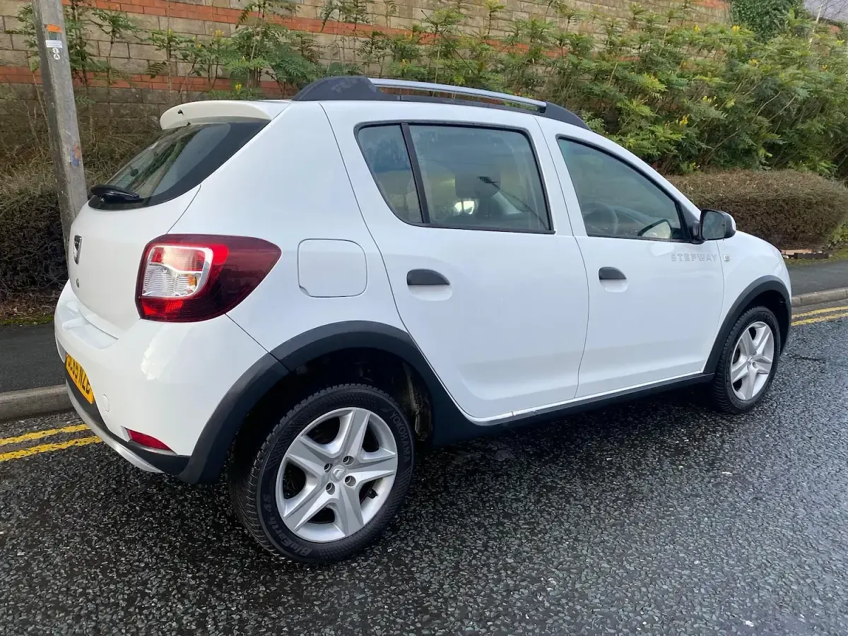 Used Dacia Sandero Ambiance 90 HP (66 kW) 2015 White Hatchback