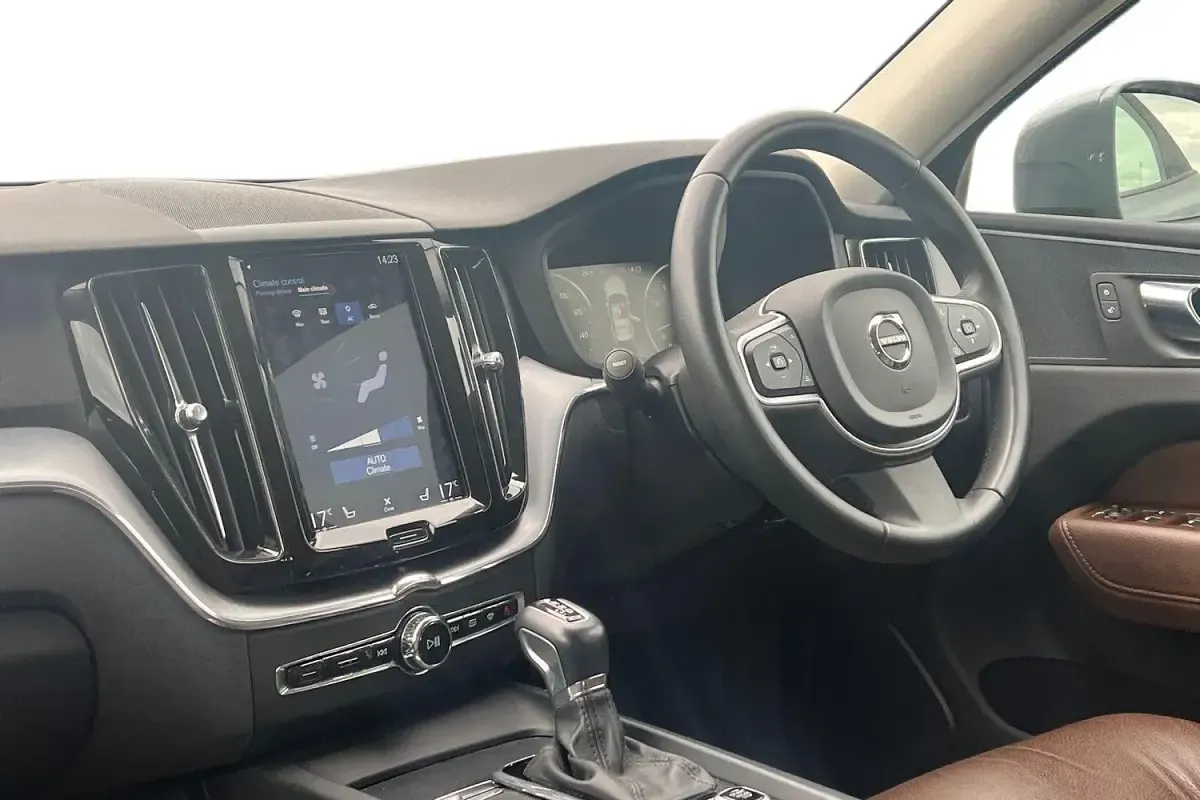 Used Volvo XC60 Momentum 250 HP (183 kW) 2019 Grey SUV