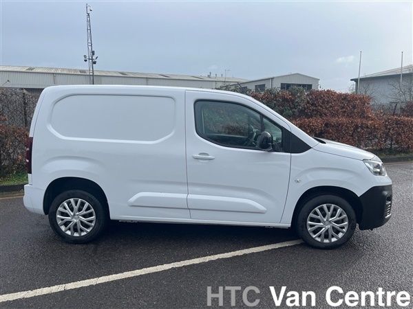 White Used 2023 Fiat Doblò S MPV | £11,495 (Good price) - Image 1/1