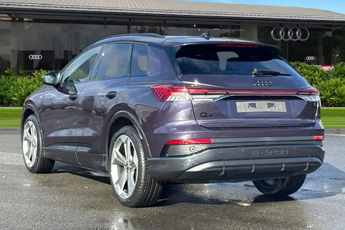 Nuevo Audi Q4 e-tron Black Edition 150 kW (204 CV) 2026 Púrpura SUV