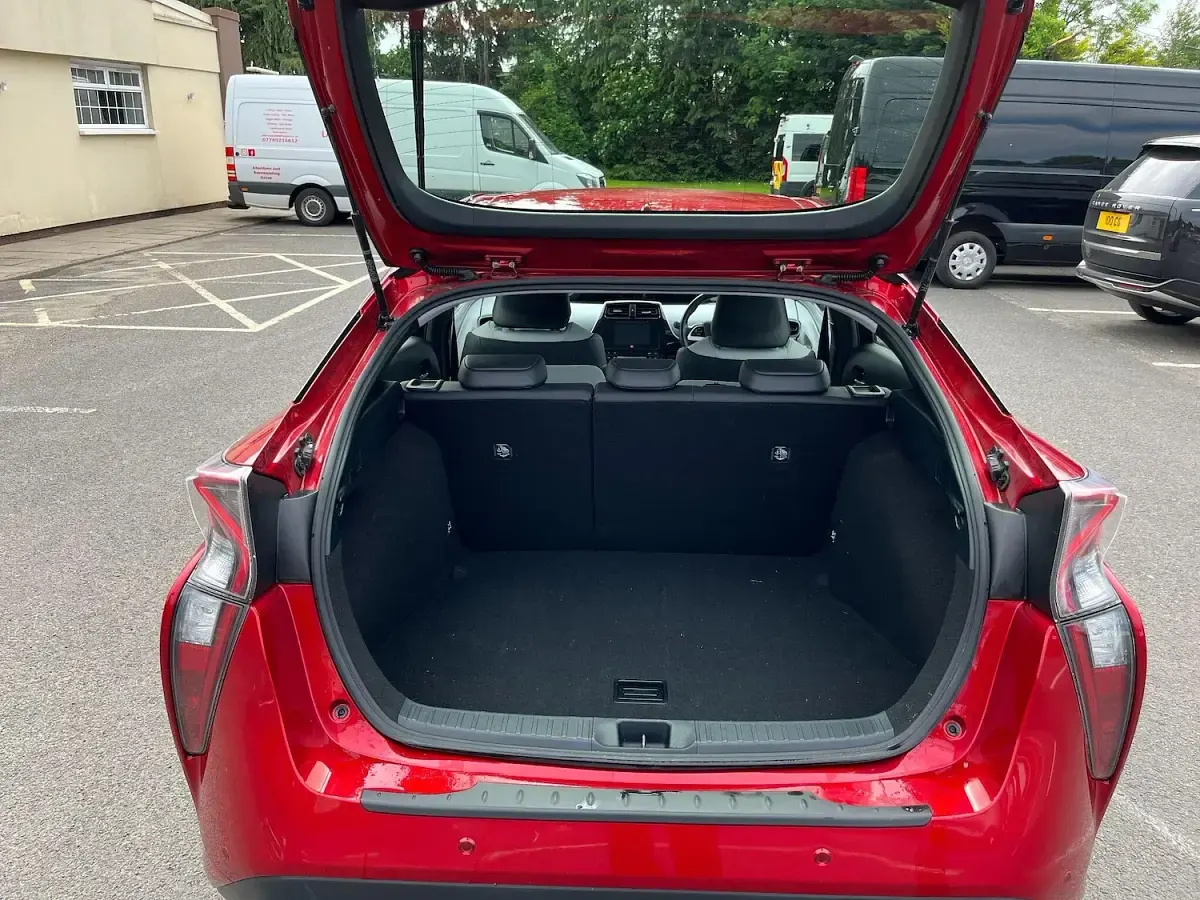 Used Toyota Prius 122 HP (89 kW) 2018 Red Hatchback