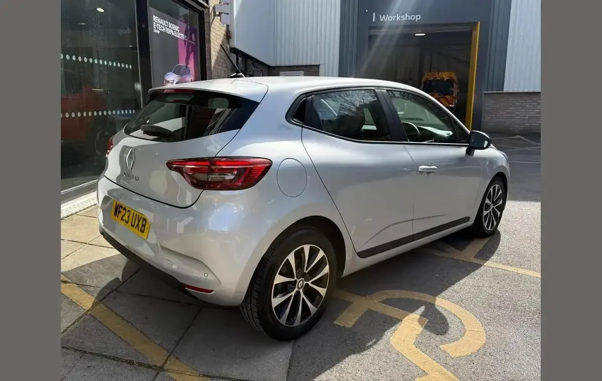 Used Renault Clio Evolution 90 HP (66 kW) 2023 Silver  Hatchback