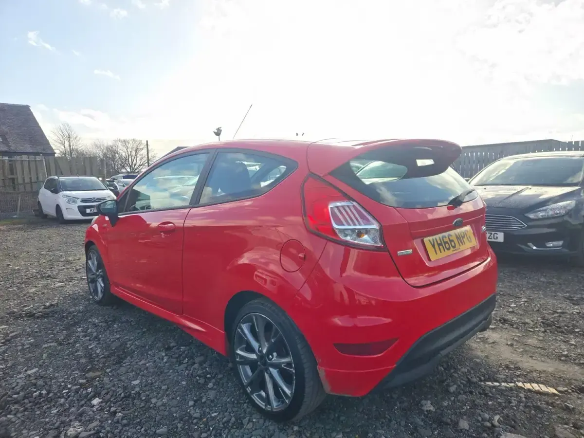 Używany Ford Fiesta ST-Line 125 KM (91 kW) 2016 Czerwony Hatchback