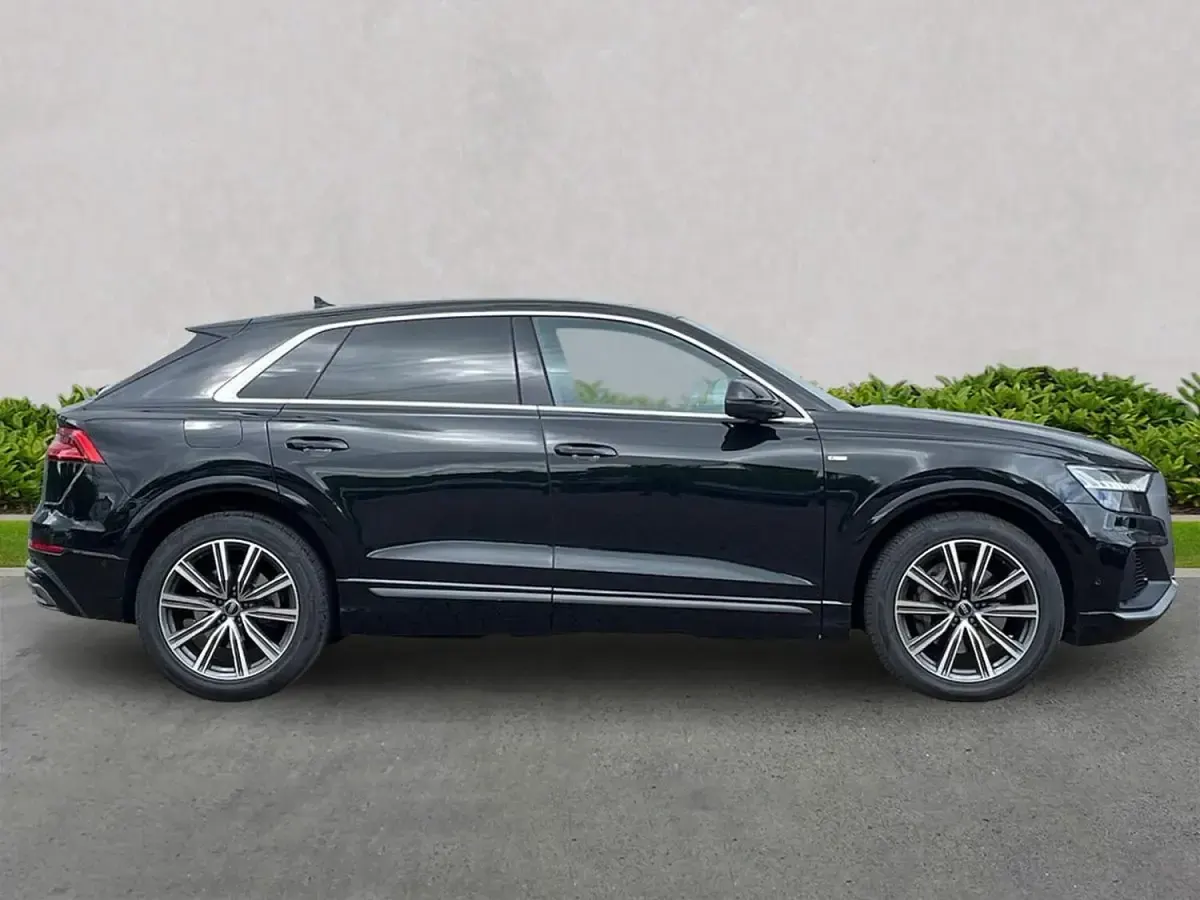 Używany Audi Q8 S-Line 340 KM (250 kW) 2023 Czarny SUV