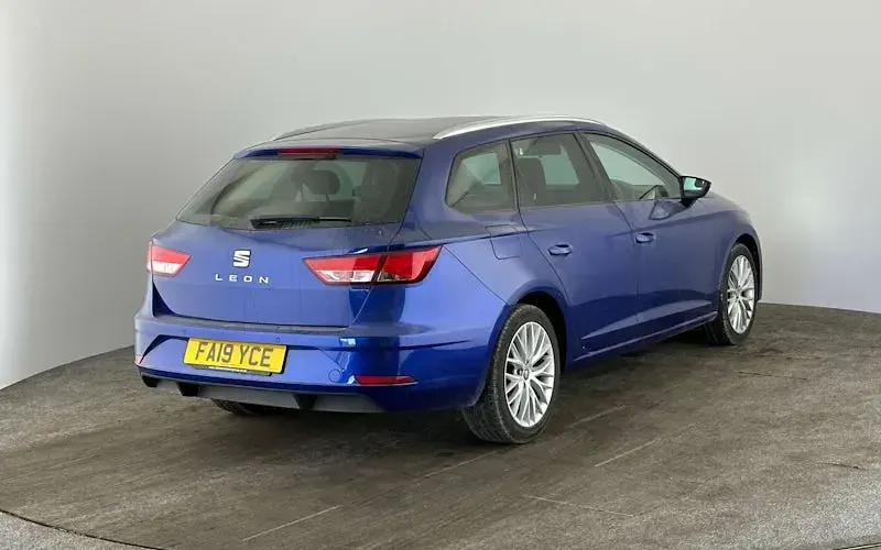 Used Seat Leon SE Dynamic 131 HP (96 kW) 2019 Blue Estate