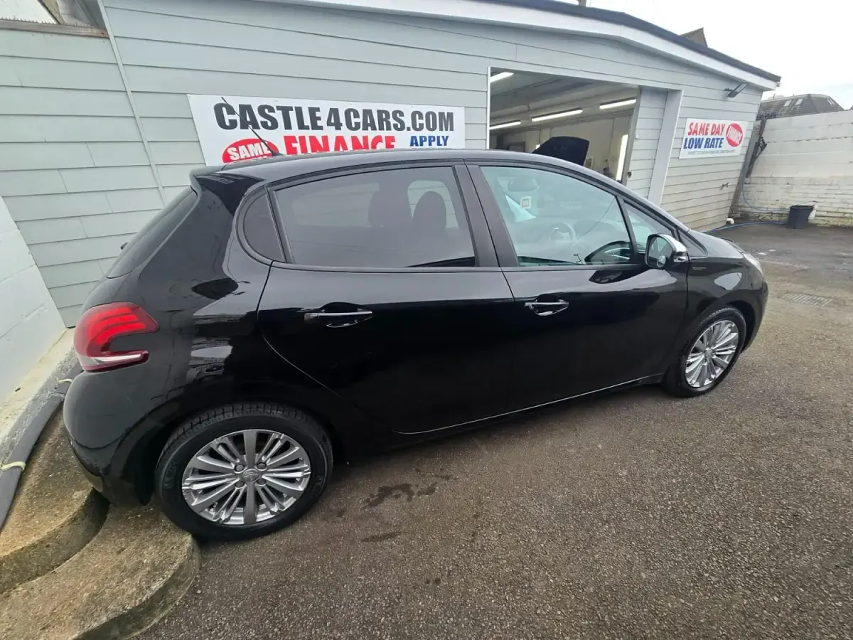 Used Peugeot 208 Signature Sky 82 HP (60 kW) 2019 Black Hatchback
