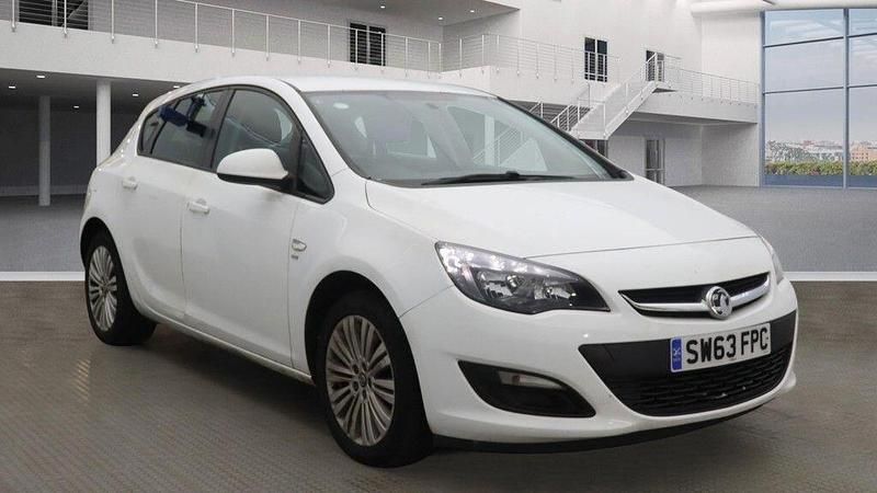 Used Vauxhall Astra 2013 White Hatchback