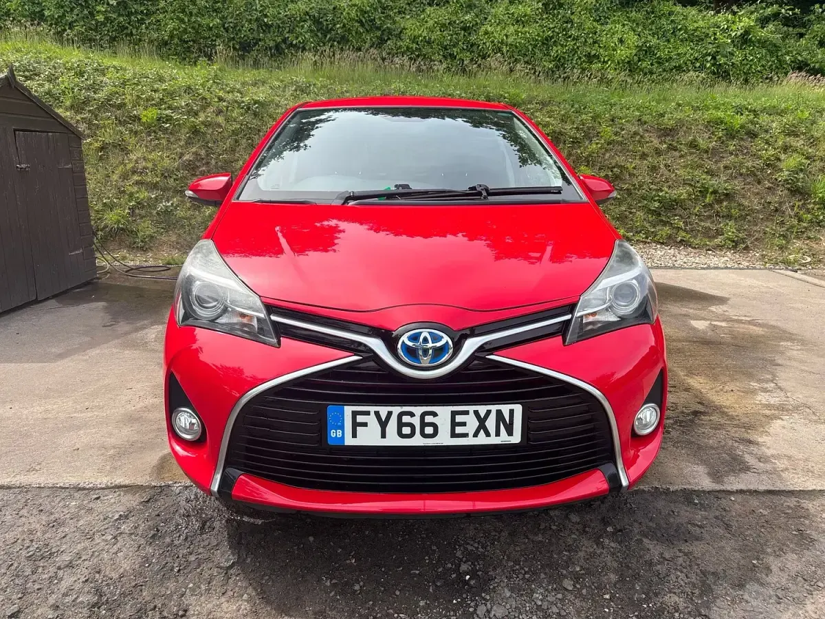 Used Toyota Yaris 101 HP (74 kW) 2016 Red Hatchback