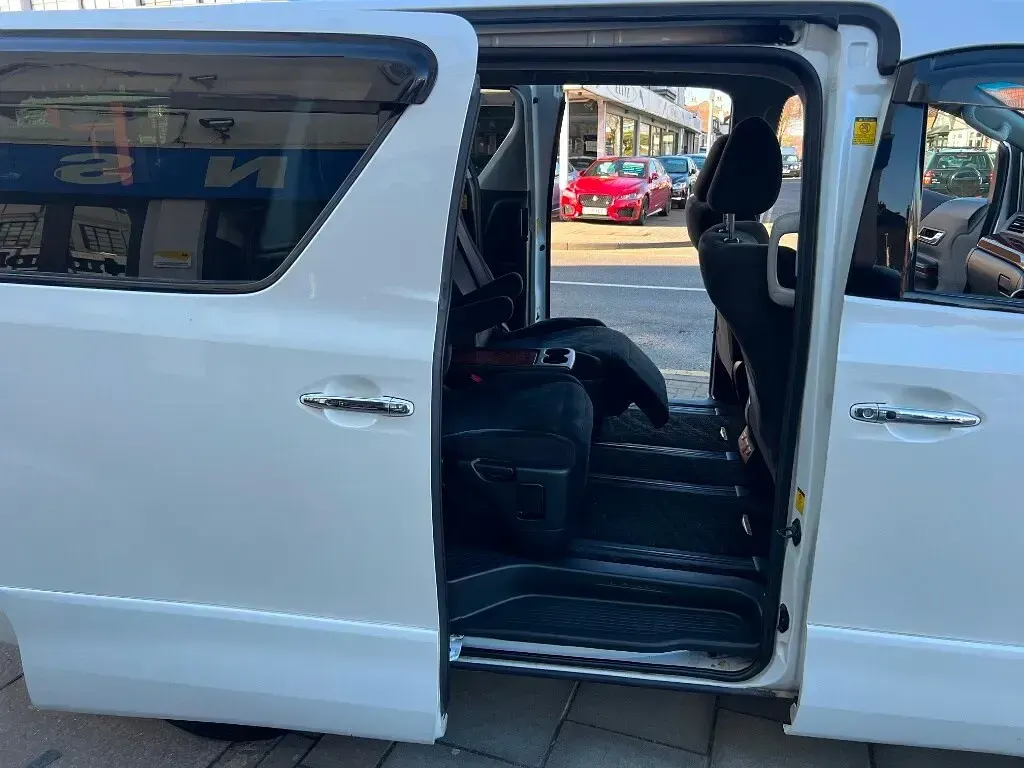 Begagnad Toyota Alphard Luxury 2025 Vit Minibuss