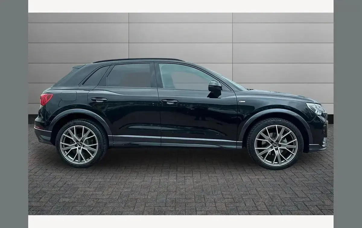 Używany Audi Q3 Black Edition 150 KM (110 kW) 2025 Czarny SUV