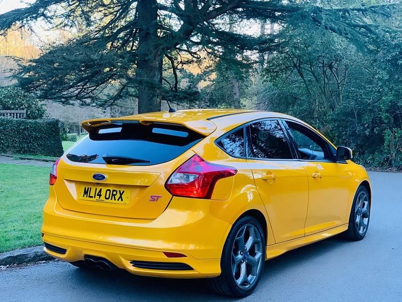 Used Ford Focus ST 250 HP (183 kW) 2014 Yellow Hatchback
