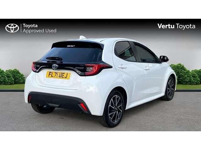 Used Toyota Yaris Hybrid Design 116 HP (85 kW) 2021 White Hatchback