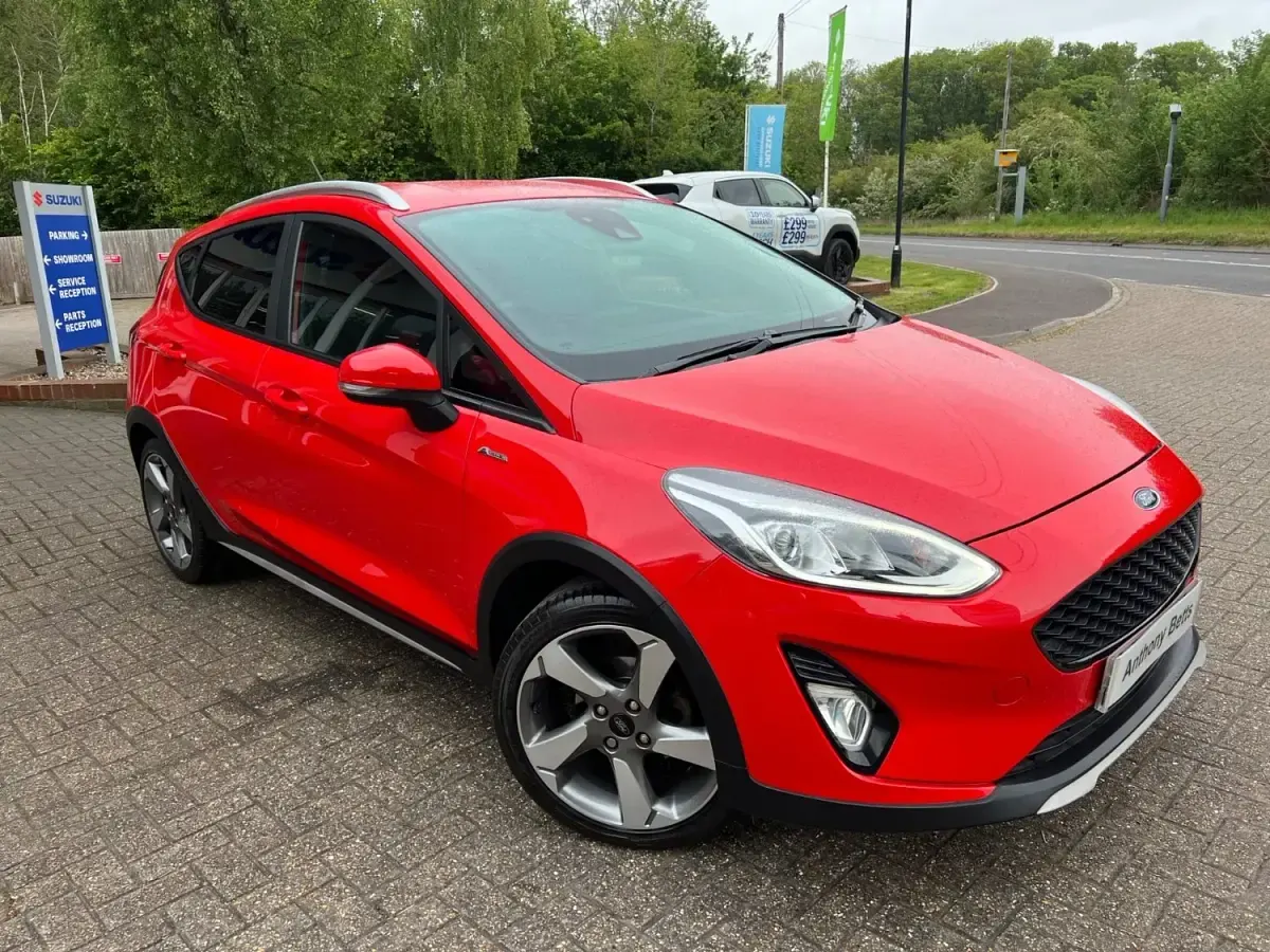 Begagnad Ford Fiesta Active 100 HK (73 kW) 2019 Röd Halvkombi