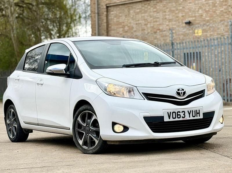 Used Toyota Yaris Trend 99 HP (72 kW) 2013 White Hatchback