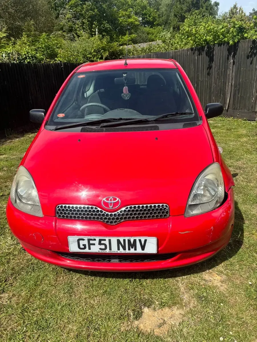 Used Toyota Yaris 68 HP (50 kW) 2001 Red Hatchback