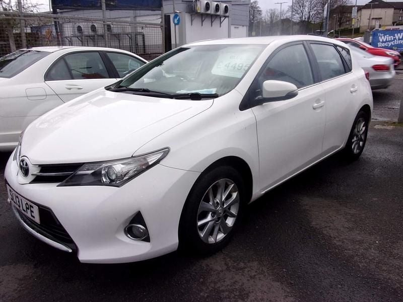 White Used 2013 Toyota Auris Hatchback | £3,675 (Fair price) - Image 1/4