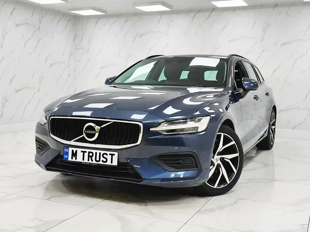 Used Volvo V60 Momentum 250 HP (183 kW) 2019 Blue Estate