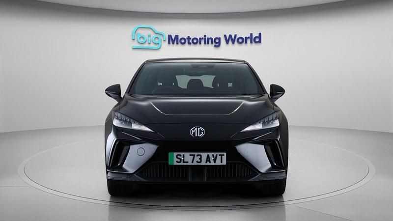 Begagnad MG MG4 EV SE 319 kW (435 HK) 2023 Svart Halvkombi