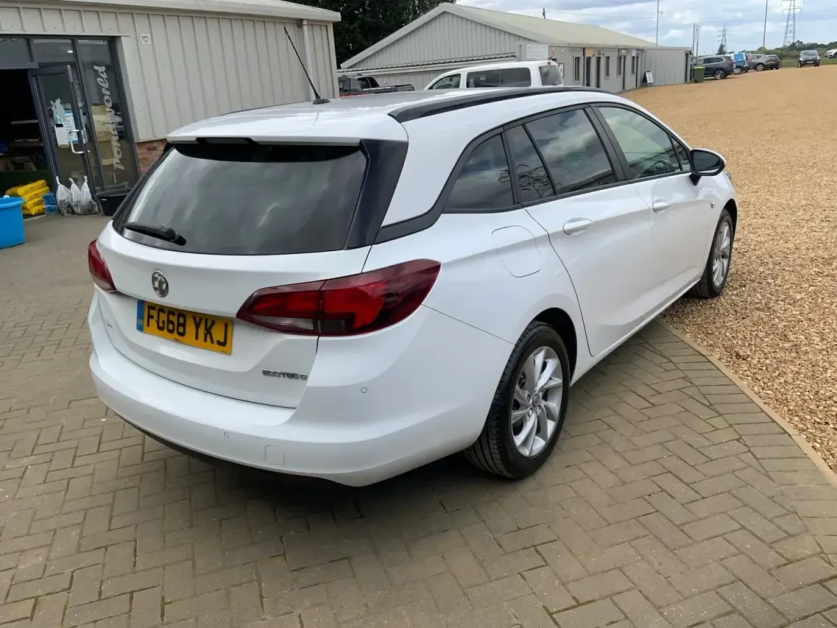 Used Vauxhall Astra Design Edition 110 HP (80 kW) 2018 White Estate