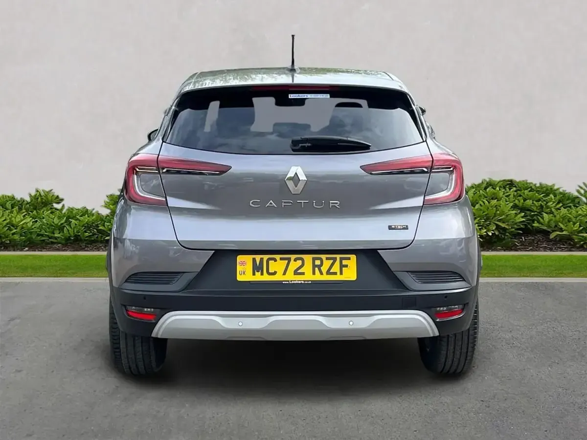 Begagnad Renault Captur Evolution 145 HK (106 kW) 2023 Grå SUV