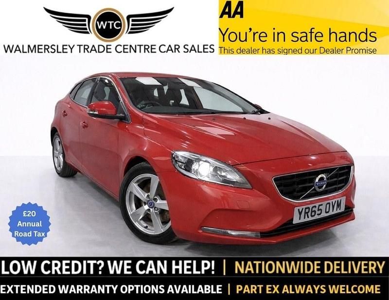 Used Volvo V40 120 HP (88 kW) 2015 Red Hatchback