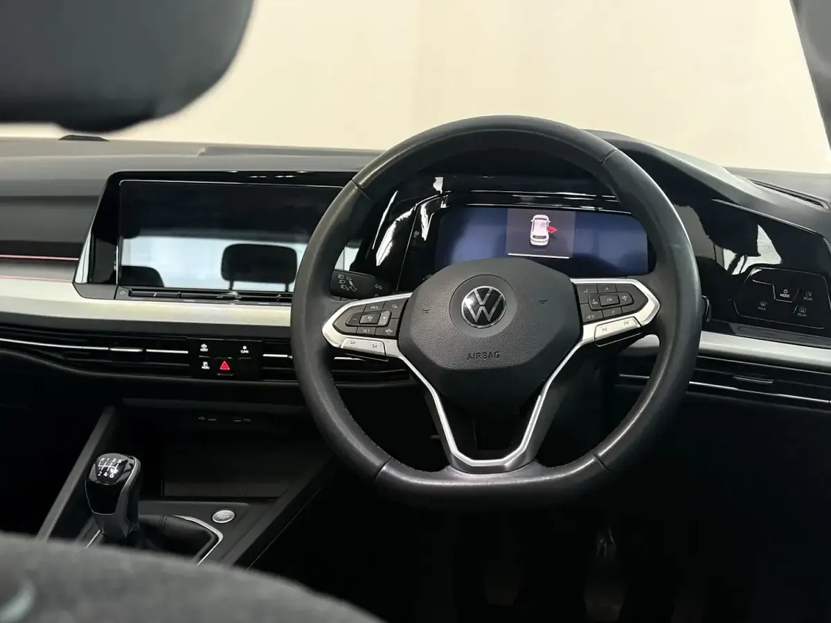 Second-hand VW Golf VIII Life 2022 Alb Hatchback