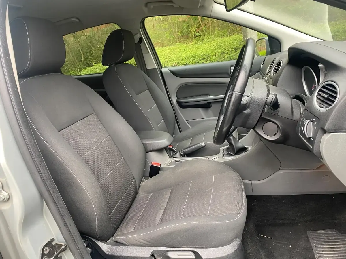 Used Ford Focus Titanium 110 HP (80 kW) 2010 Silver Hatchback