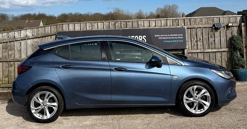 Second-hand Vauxhall Astra SRi 105 CP (77 kW) 2017 Albastru Hatchback