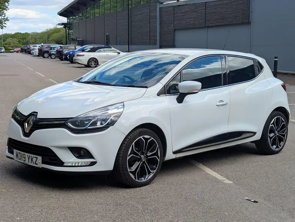 Used Renault Clio Iconic 90 HP (66 kW) 2019 White Hatchback