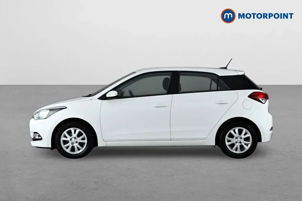Used Hyundai i20 SE 84 HP (61 kW) 2017 White Hatchback