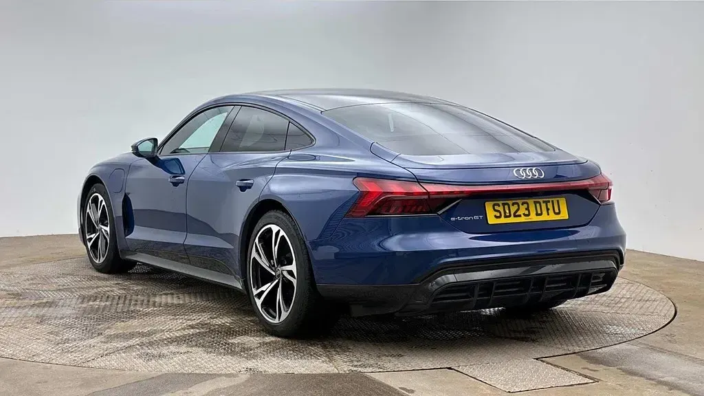 Usado Audi e-tron GT quattro Design 430 kW (585 HP) 2023 Azul Sedan