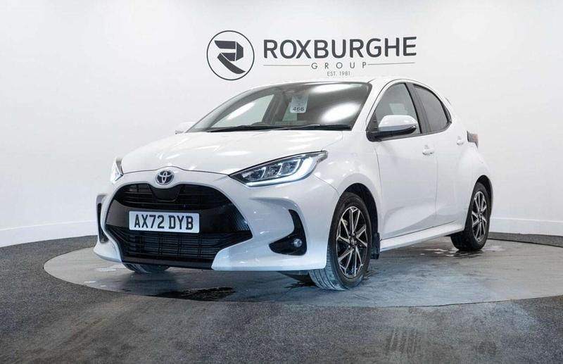 Used Toyota Yaris Hybrid Design 116 HP (85 kW) 2023 White Hatchback