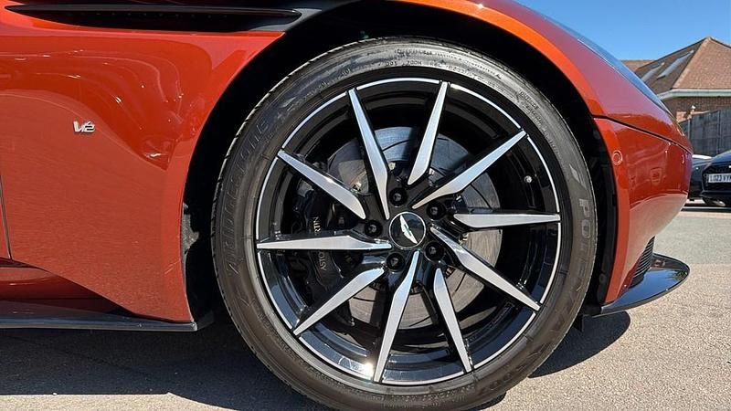 Used Aston Martin DB11 600 HP (441 kW) 2018 Orange Coupe