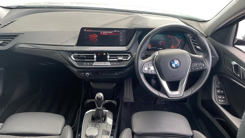Used BMW 118 Sport Line 136 HP (100 kW) 2022 White Hatchback