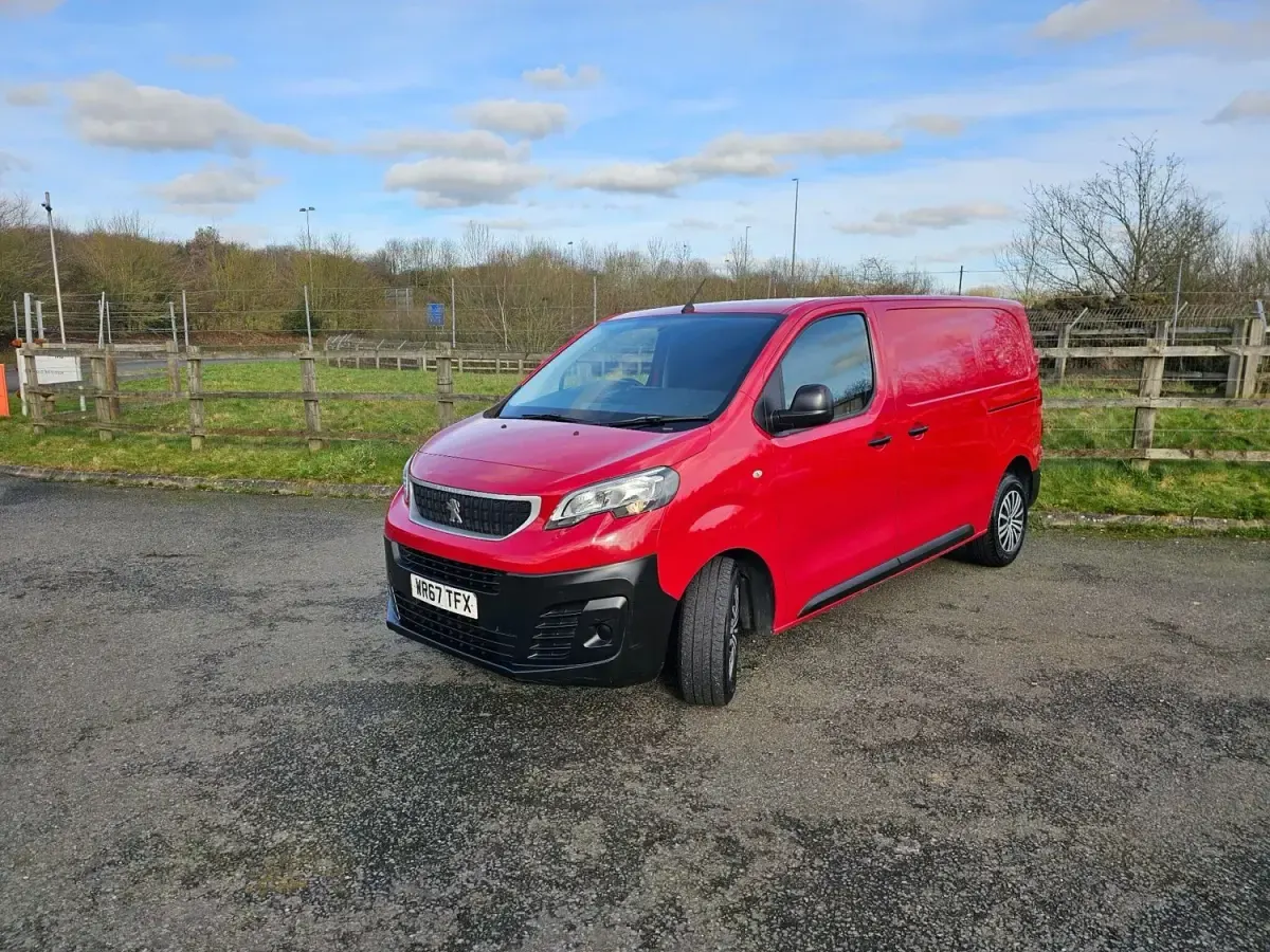 Second-hand Peugeot Expert S 120 CP (88 kW) 2017 Roșu Van